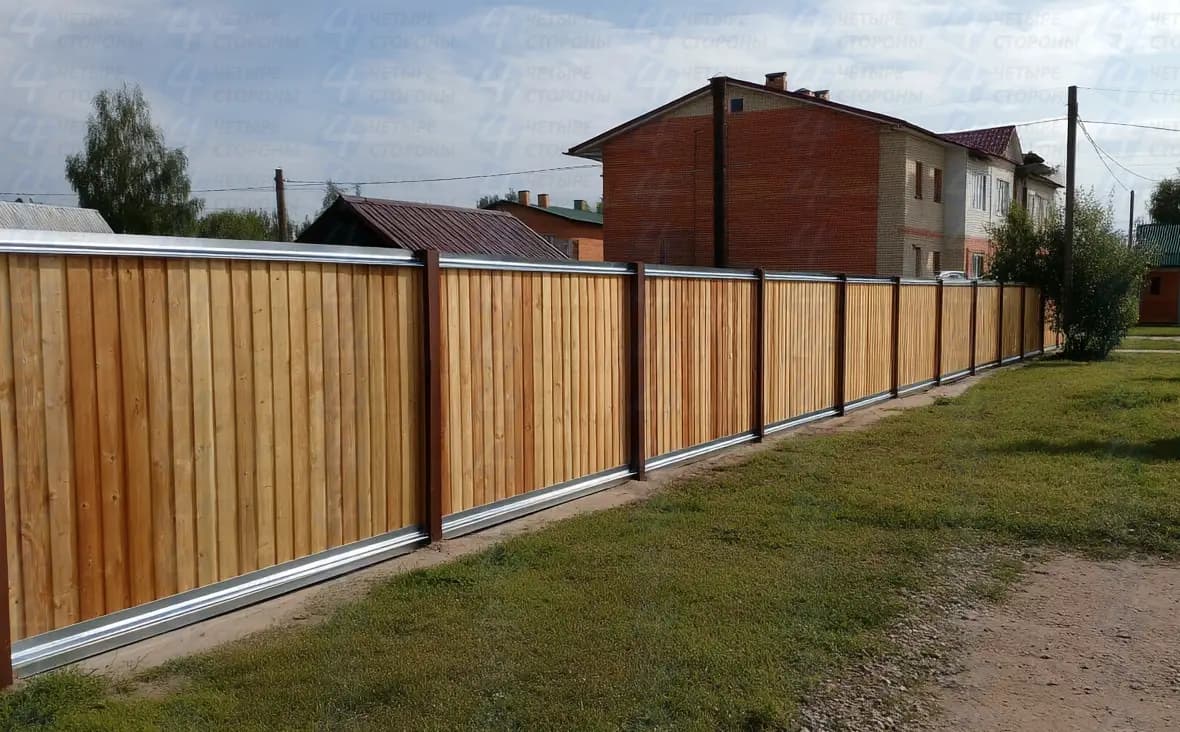 Комбинированный забор из дерева (сосна) и профнастила