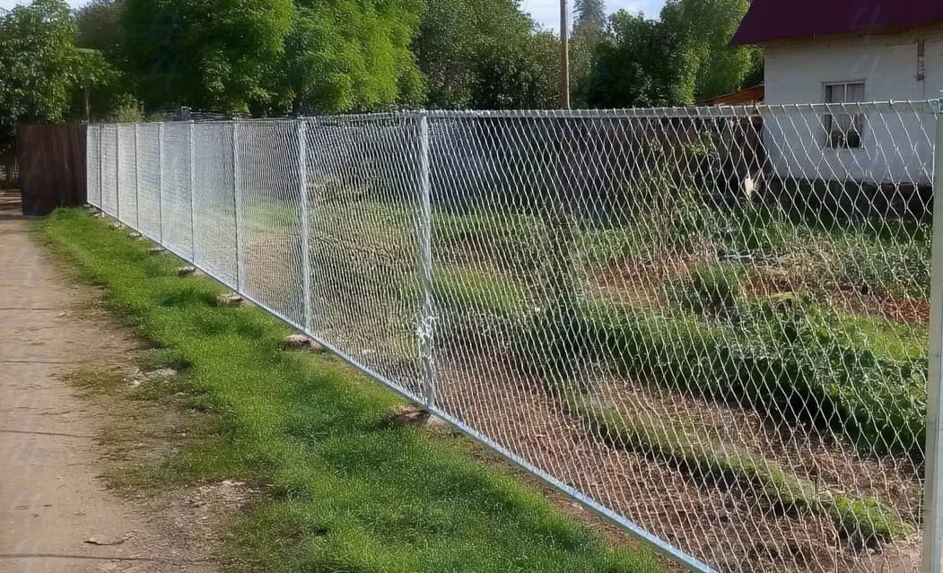 Забор для дачи из оцинкованной сетки Рабица