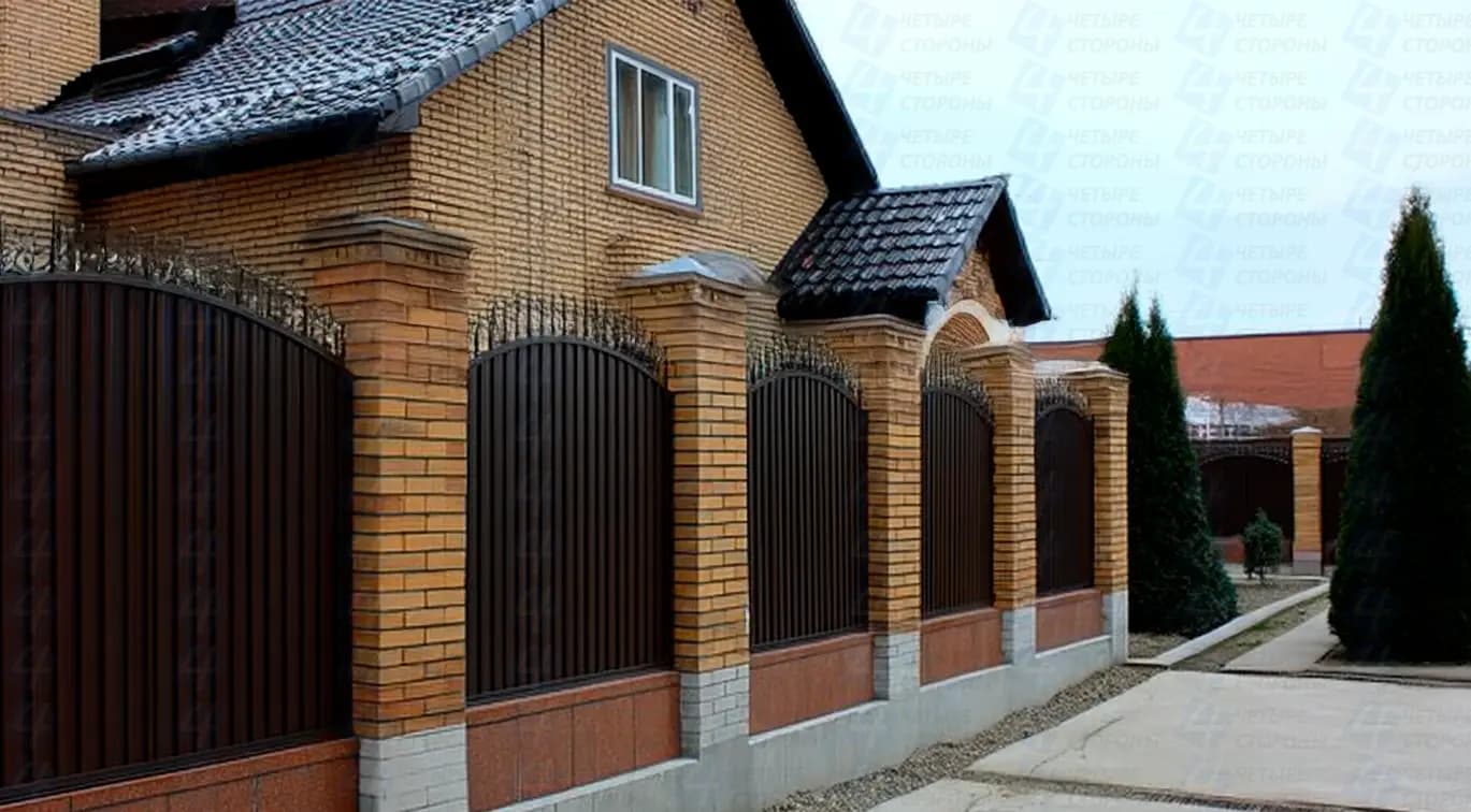Двусторонний забор из кирпича с коваными элементами