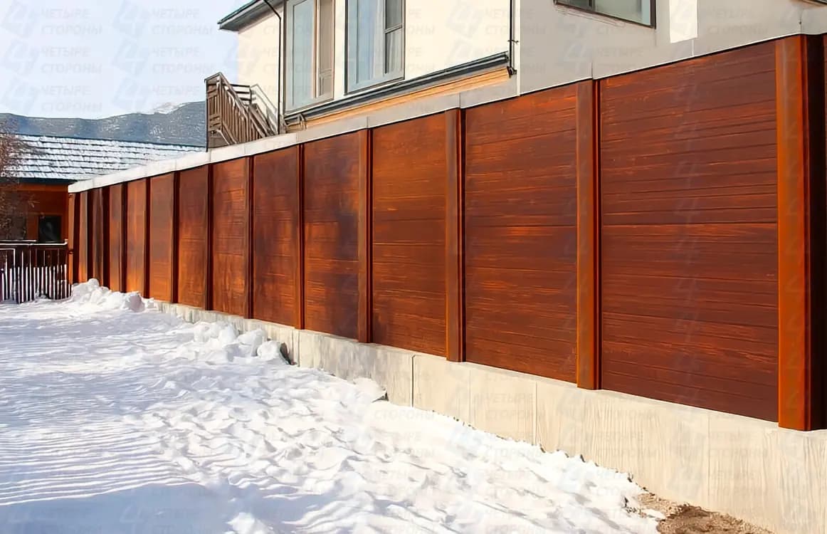 Гибкий забор из металла под дерево (лиственница) для участков с уклоном