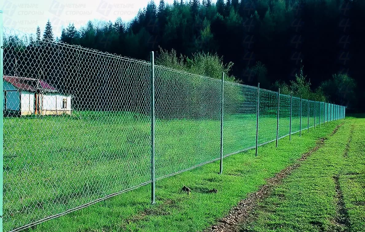 Секционный забор эконом-класса из сетки-рабицы на стальном каркасе