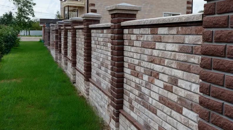 Каменный забор с кирпичными столбами (усиленная конструкция)